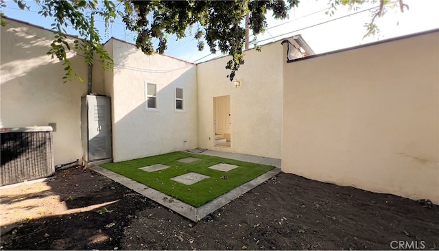 view of yard featuring cooling unit