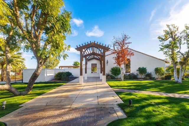 view of front facade featuring a front yard