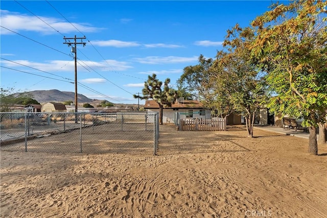 view of yard with fence and a mountain view