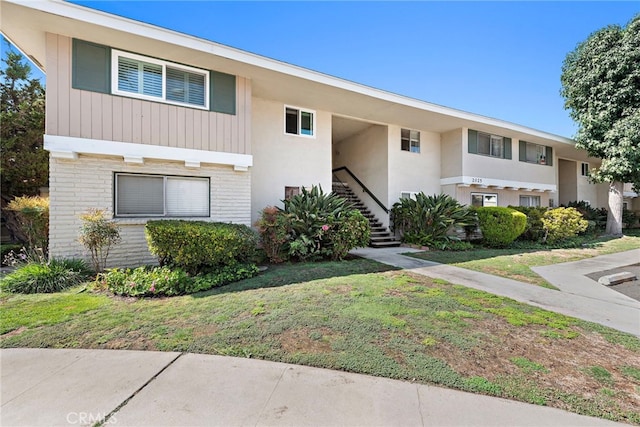 view of front of home featuring a front yard