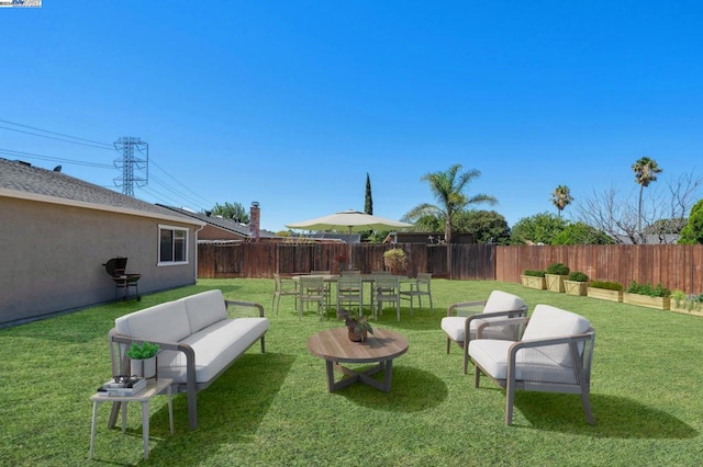 view of yard featuring an outdoor hangout area