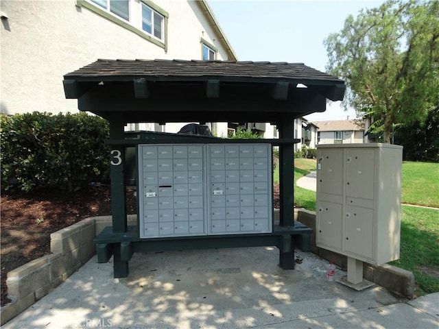 view of property's community featuring mail boxes