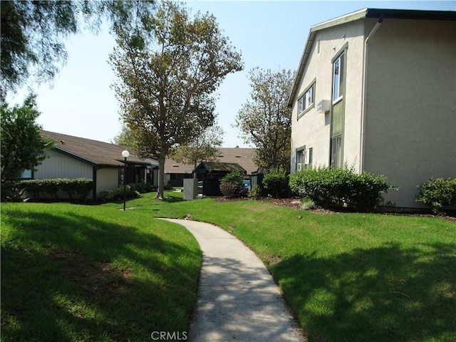 view of property's community featuring a lawn