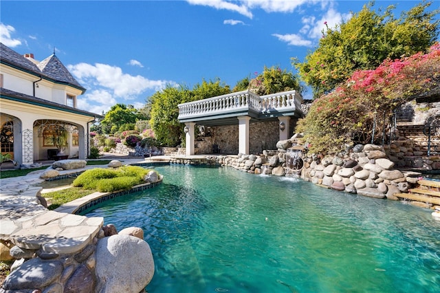 view of swimming pool