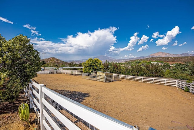 view of yard featuring a mountain view