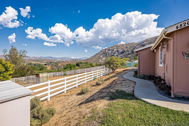 view of yard featuring a mountain view