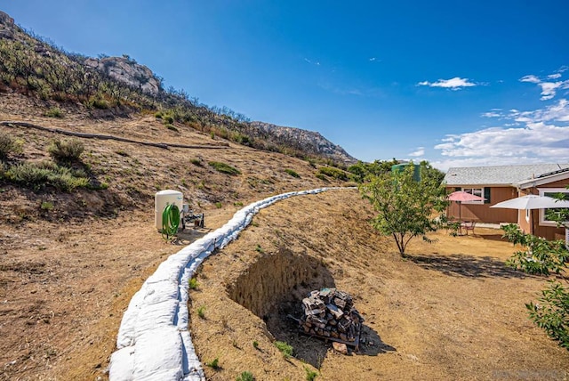 view of yard with a mountain view