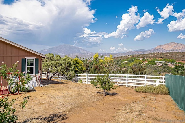 view of yard featuring a mountain view