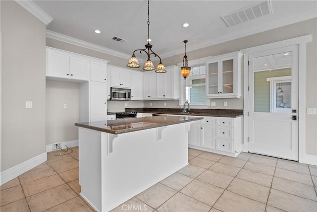 kitchen featuring a sink, stainless steel appliances, visible vents, and white cabinets