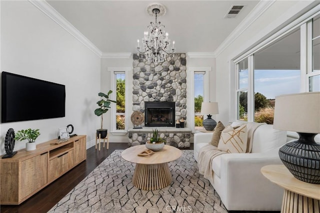 living area with dark wood finished floors, visible vents, crown molding, and an inviting chandelier