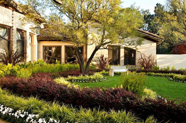 view of front of house with a front yard