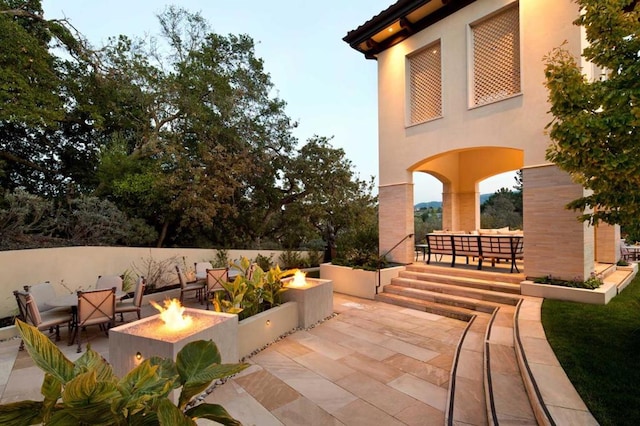 view of patio with an outdoor fire pit