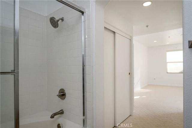 bathroom with combined bath / shower with glass door