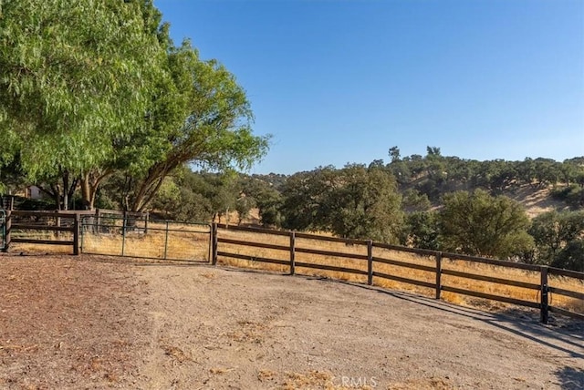 view of yard featuring a rural view