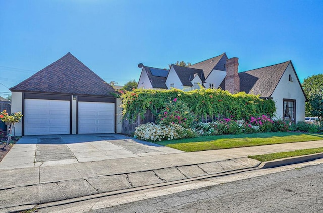 view of front of property featuring a front yard