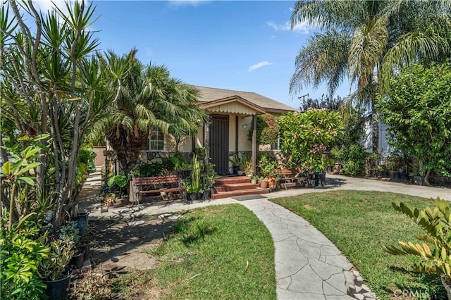 view of front facade with a front yard