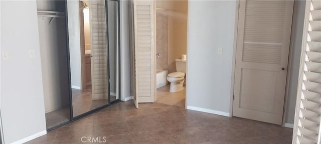 67130 Garbino Rd, Cathedral City, CA 92234 - bathroom featuring toilet, baseboards, and a tub
