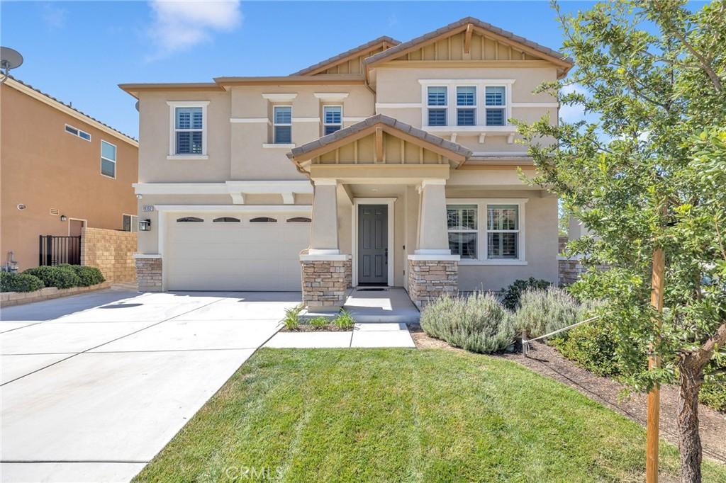 craftsman-style house featuring a front lawn and a garage