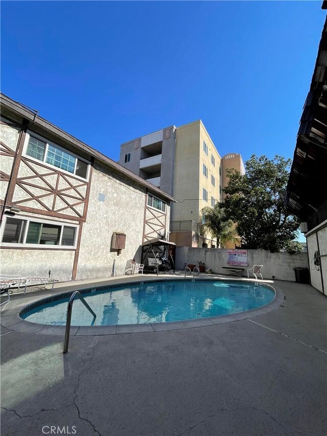 view of swimming pool featuring a patio