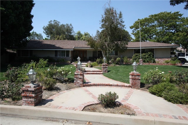 ranch-style house featuring a front yard