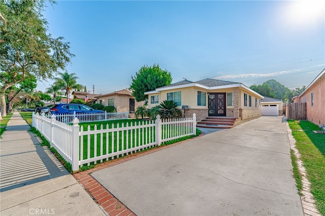 single story home featuring a front yard