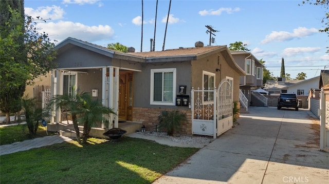 view of front of house with a front lawn