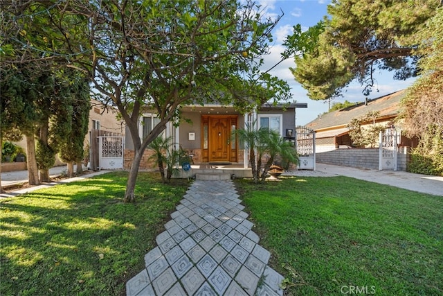 view of front facade featuring a front lawn