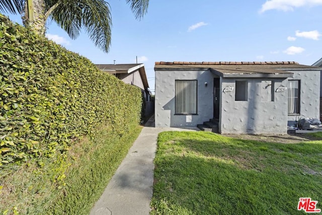 view of front of house featuring a front lawn