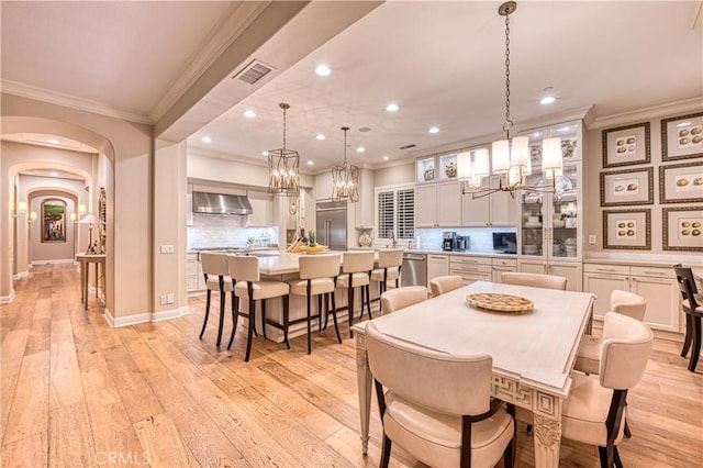 dining area featuring visible vents, recessed lighting, light wood-style floors, crown molding, and a chandelier