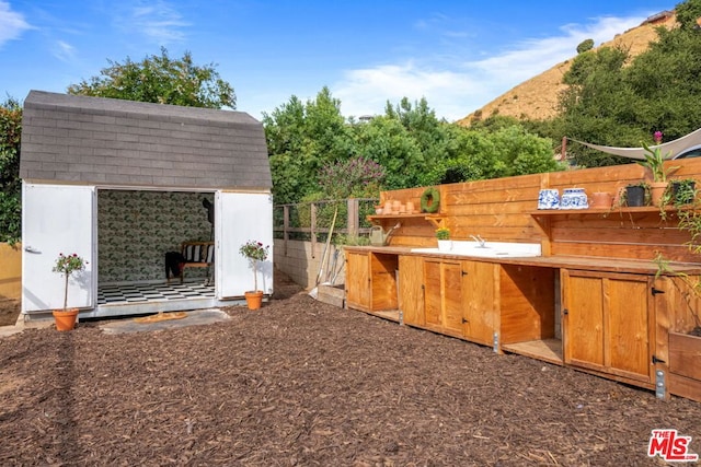 view of yard featuring a mountain view