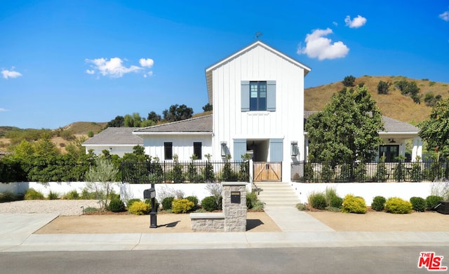 view of front of property featuring a mountain view