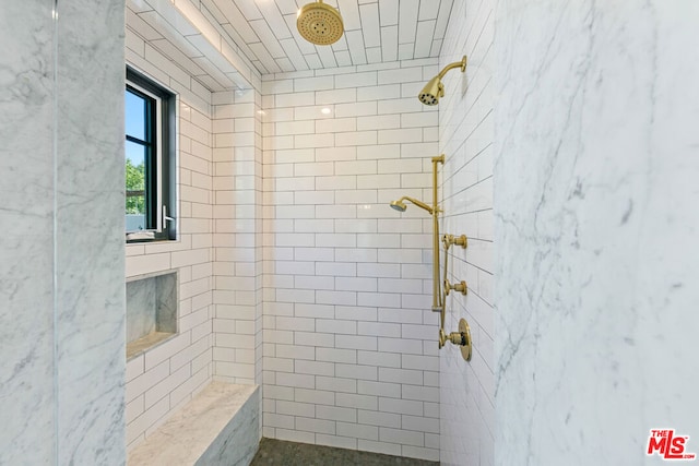 bathroom featuring a tile shower