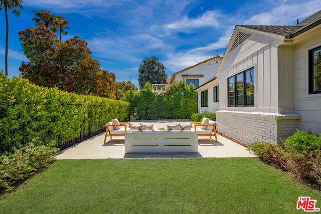 view of yard featuring outdoor lounge area and a patio area