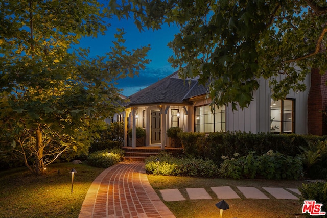 view of front of property with a front lawn