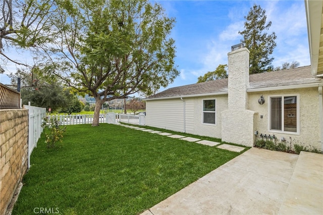 view of yard featuring a patio area