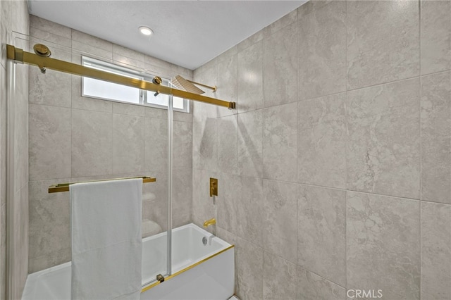 bathroom with combined bath / shower with glass door