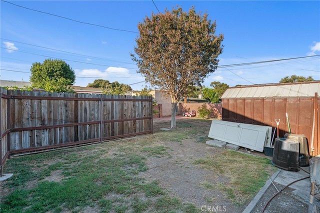 view of yard with a shed