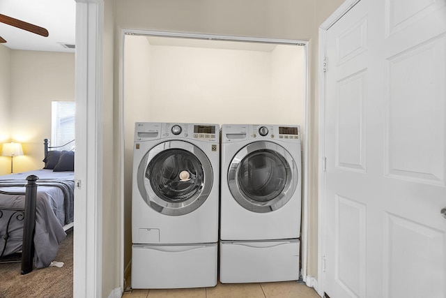 laundry area with ceiling fan, light tile patterned floors, and independent washer and dryer