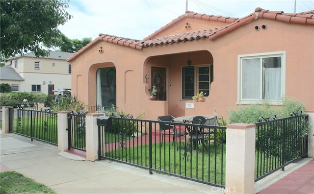 view of front of home featuring a front lawn