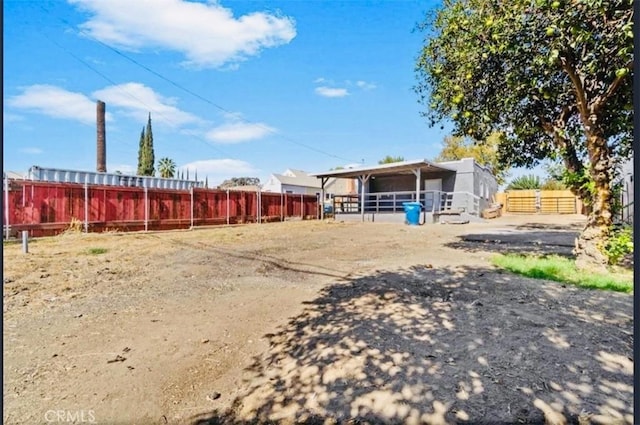 view of yard featuring an outbuilding