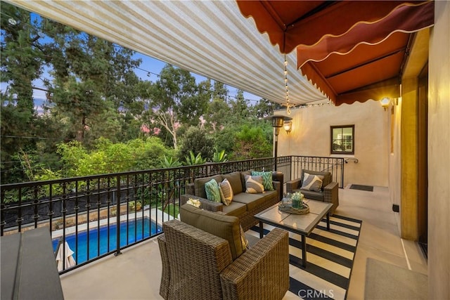 balcony featuring an outdoor hangout area