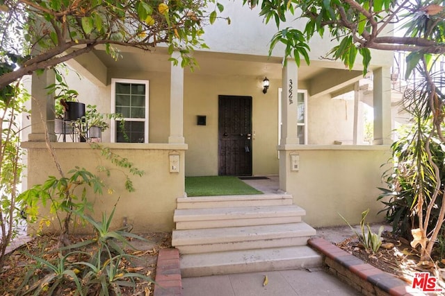 entrance to property featuring covered porch