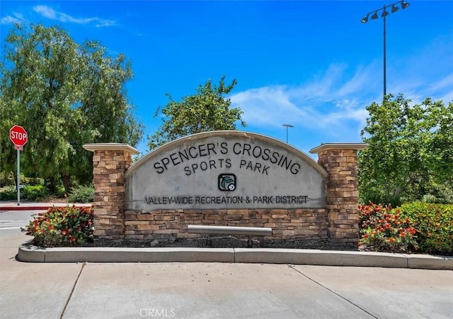 view of community / neighborhood sign