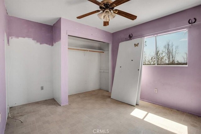 unfurnished bedroom featuring a closet and ceiling fan