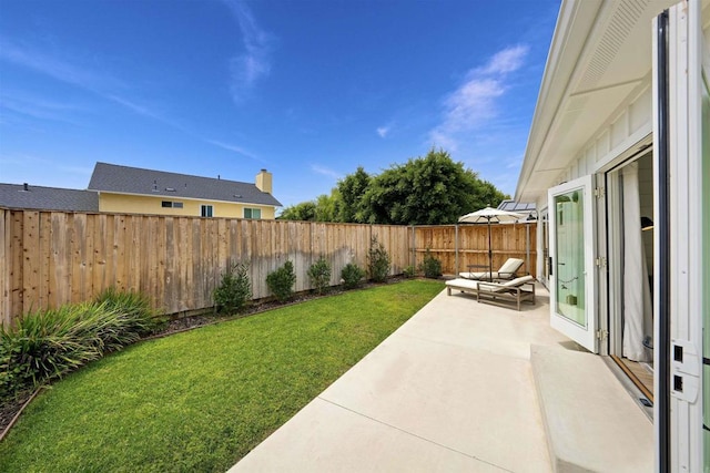 view of yard featuring a patio