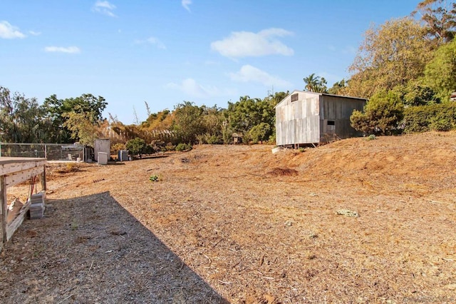 view of yard with an outbuilding