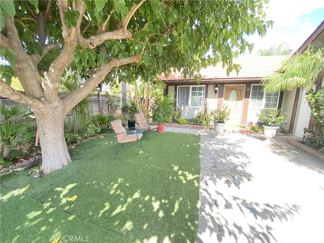 single story home with a front yard