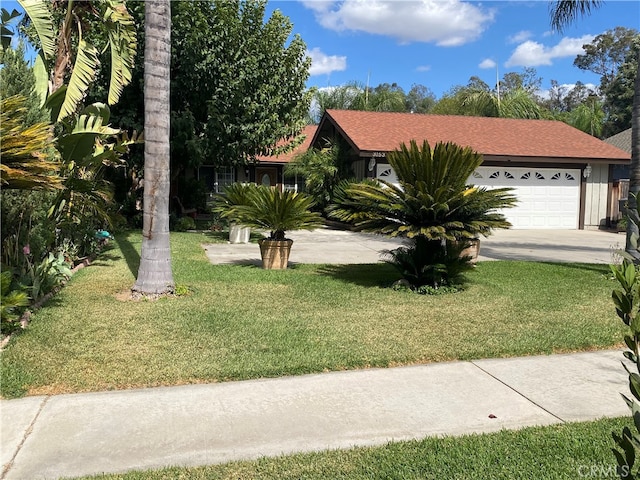 view of front facade featuring a garage and a front yard