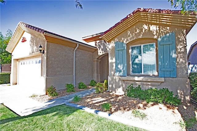 view of front facade with a garage