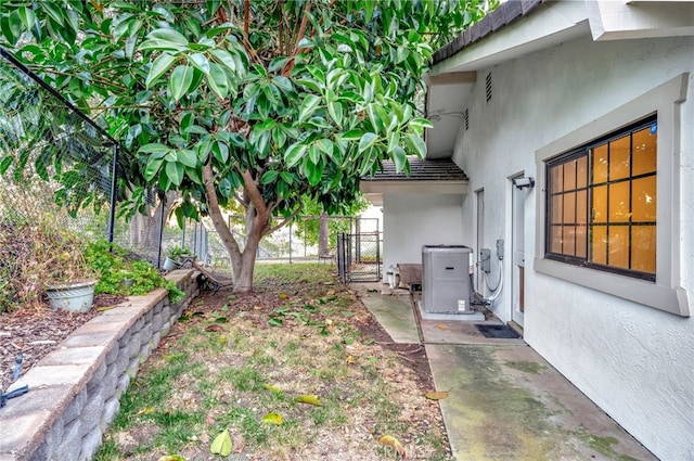 view of yard with a patio